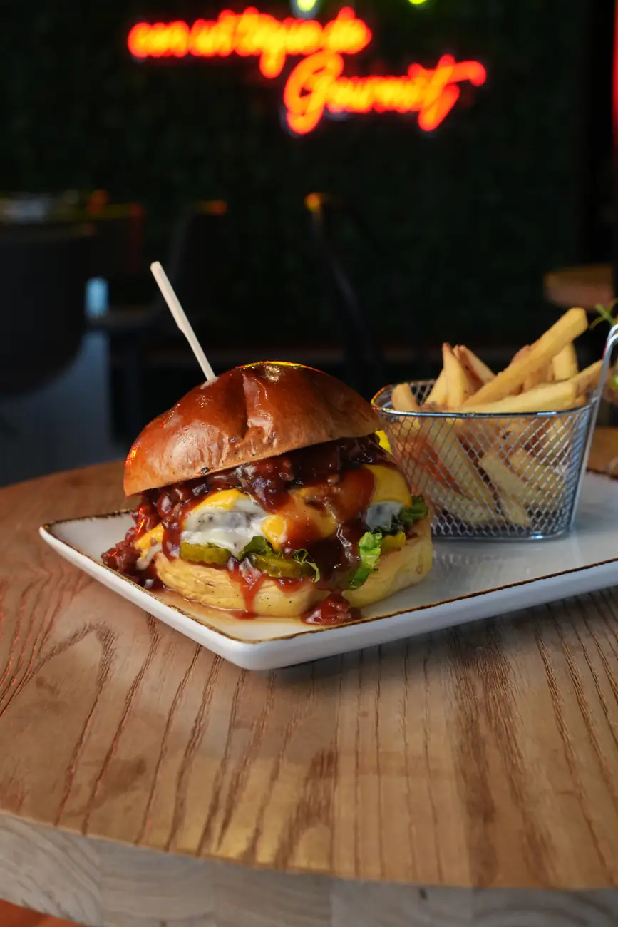 El secreto de una smash burger: por qué aplastarla la hace mejor